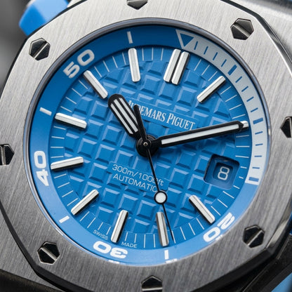 Macro of the blue Méga Tapisserie dial and the inner dive scale
